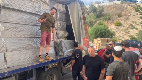 מתנדבים בחלוקת מזרונים.jpeg